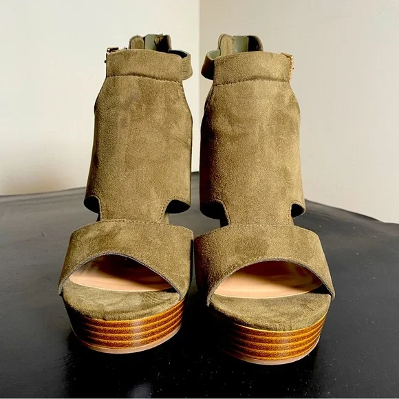 Parker & Sky army green, suede wedges, 4.5 inch heels - Picture 9 of 9